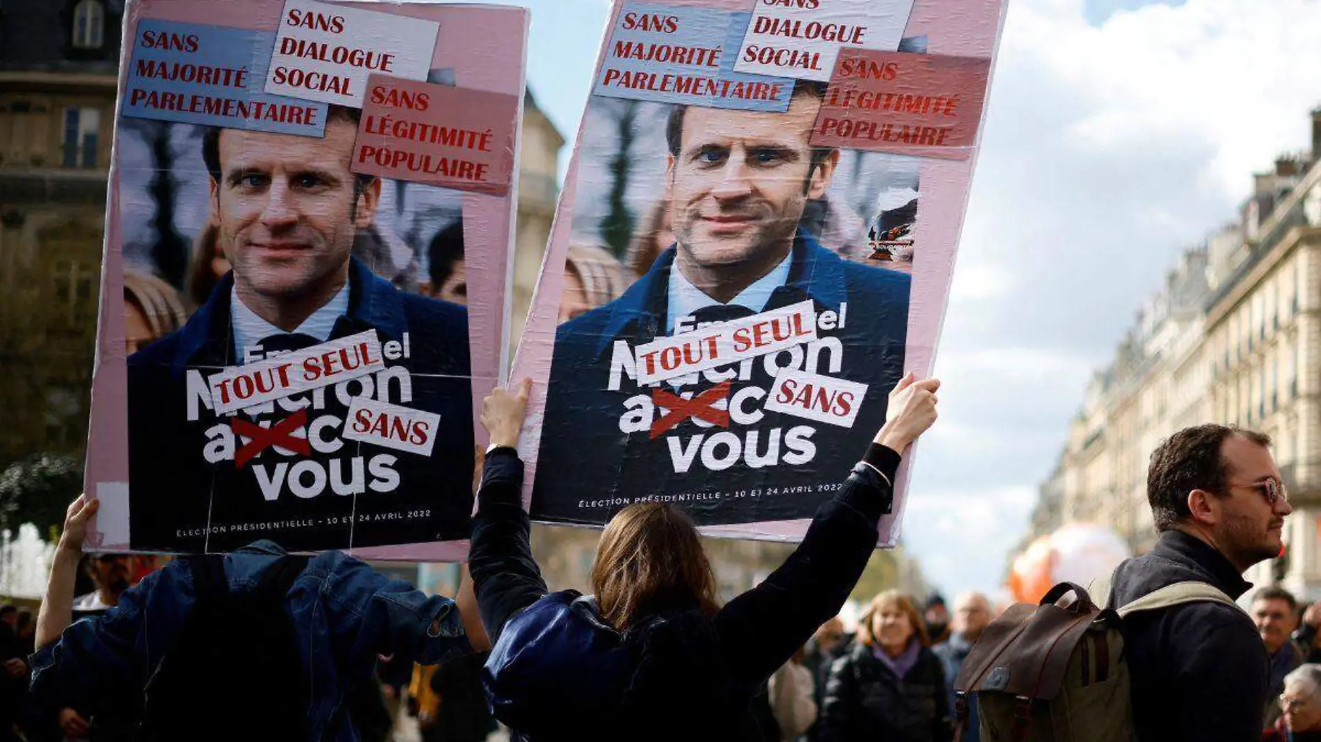 Macron promulga polémica reforma de pensiones en Francia pese a meses protestas